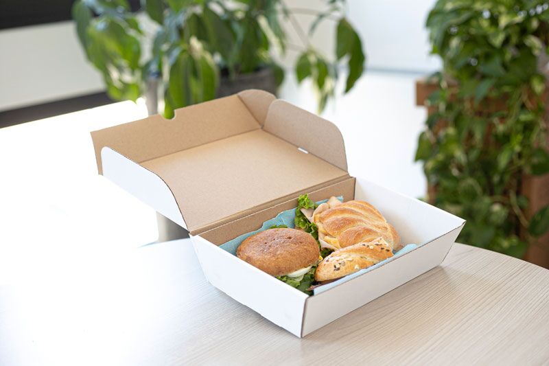 vassoio in cartone con un coperchio removibile 